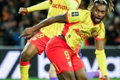 法甲神剧本！朗斯3-1逆转登顶，巴黎又得当追兵