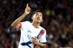 第90分钟绝杀！巴萨轰然倒下，弗里克气炸了，残阵巴黎征服客场