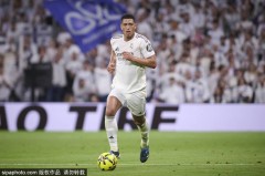 伯纳乌嘘声震天！皇马球迷怒吼要求主席下课 维尼修斯遭遇全场狂嘘