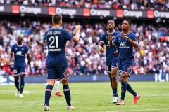 法甲焦点战：大巴黎主场碾压争冠，欧塞尔残阵死守保级