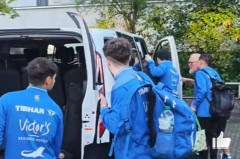 樊振东拿下德甲首场胜利，离场时疑似被车门夹到手，吓坏身旁队友