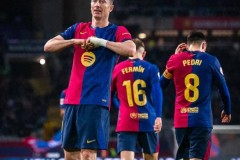 巴萨找到新莱万！17岁小将上演西甲首秀：1米76客串中锋