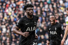 2-1！热刺终结2连平，库杜斯独造2球打出身价，弗兰克还是太稳了