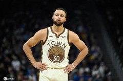 库里砍26+3+6瞬间爆发变三疯 单节6中6一人击垮魔术