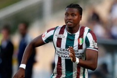 穆里尼奥与加拉塔萨雷左路争锋升级：先隔空较量抢人，后转身开启转会合作